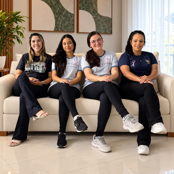Equipe da Utilar Gomes sentada em sofá claro