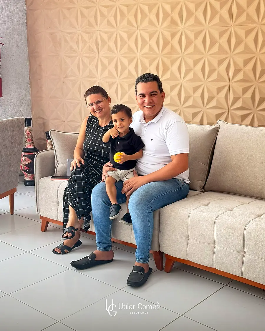 Família sentada em sofá bege da Utilar Gomes Estofados, em Campina Grande