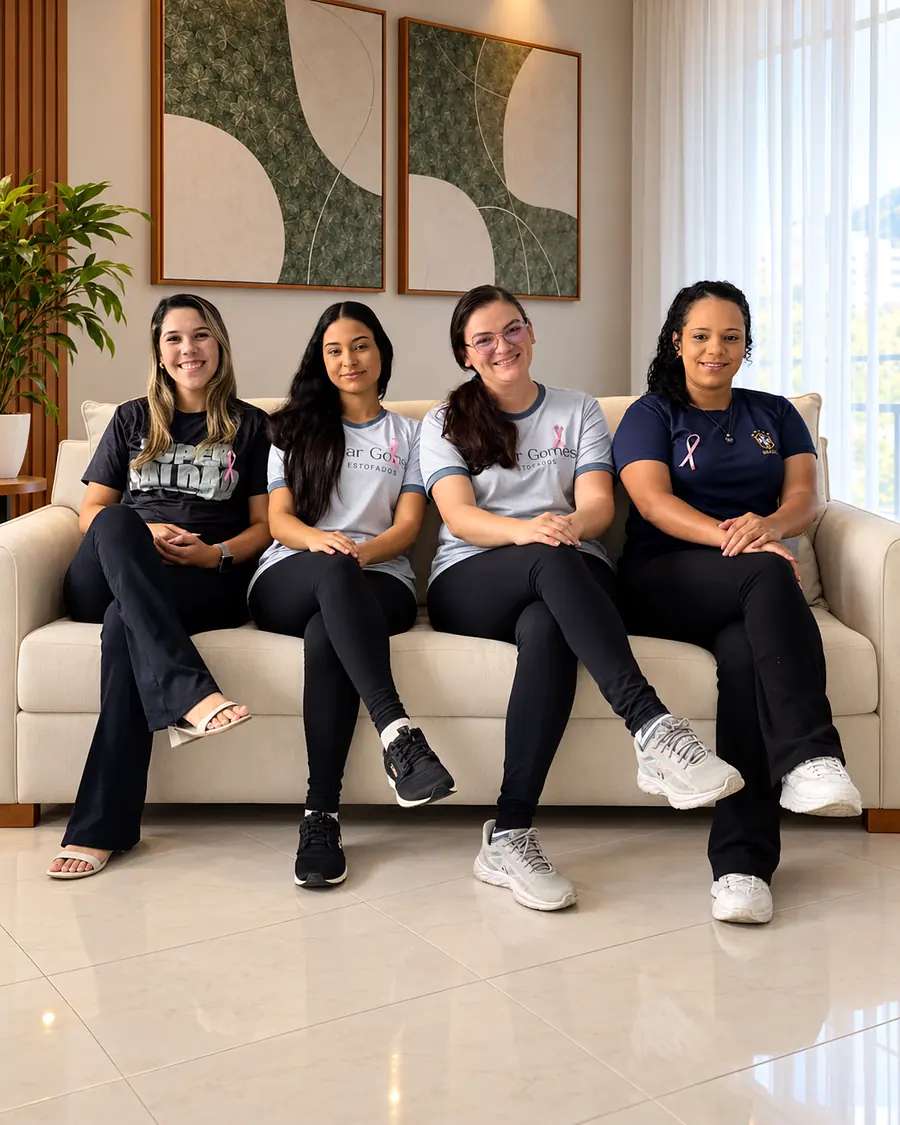 Quatro mulheres sentadas em sofá claro de alto padrão da Utilar Gomes
